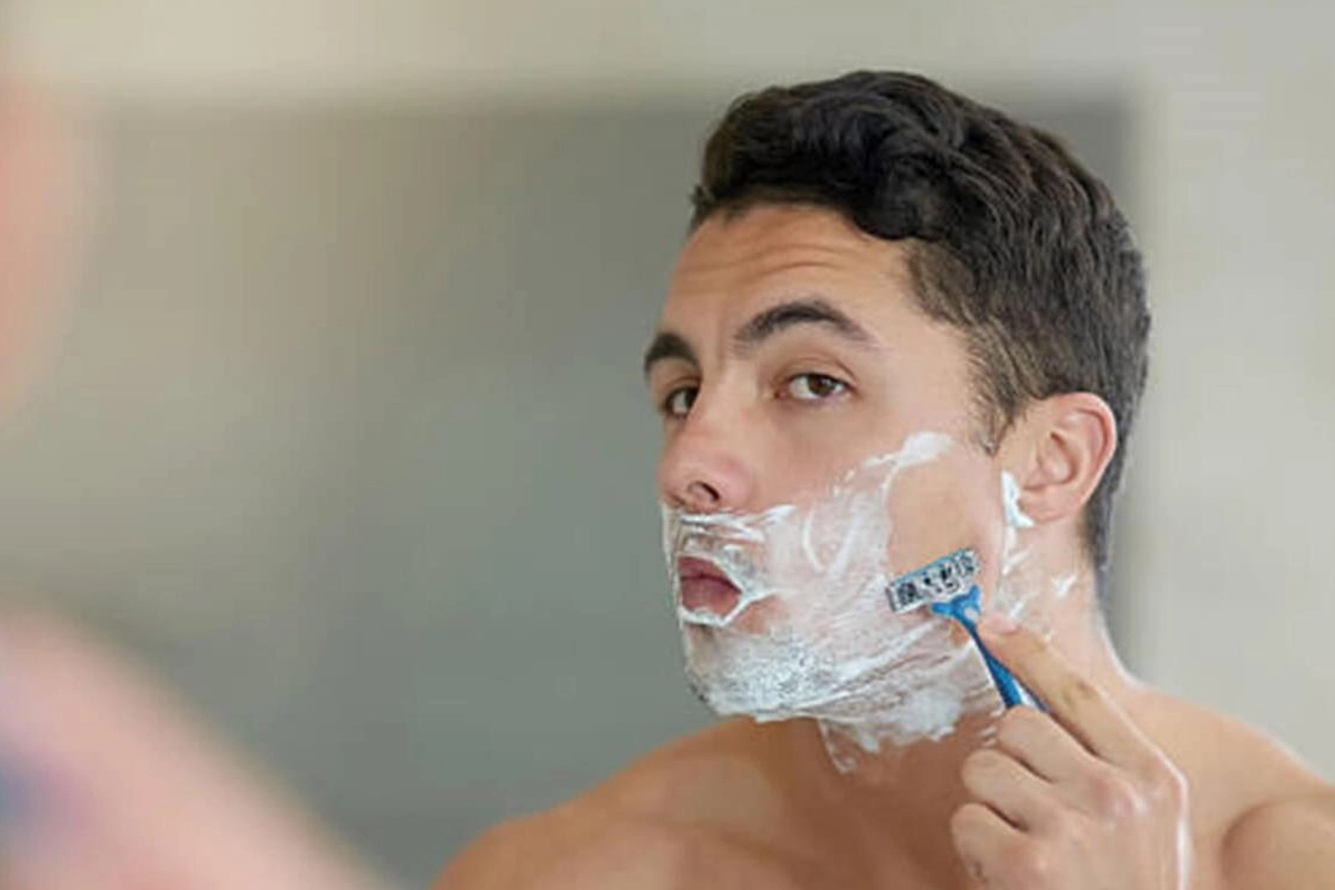 ژل را به قسمت هایی از صورت یا بدن خود که می خواهید اصلاح کنید بمالید.