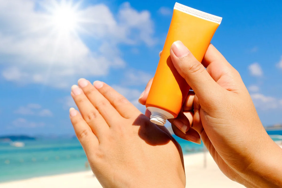 خرید آنلاین دارو و مکملهای دارویی با ارسال سریع - علائم حساسیت به کرم ضد آفتاب چیست؟ علت سوزش چشم بعد از استفاده از کرم ضد آفتاب